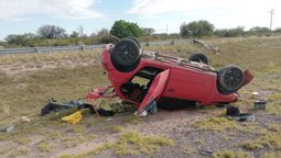 La conductora del auto perdió el control, chocó contra el guardarrail y volcó. Tras el accidente los dos ocupantes fueron internados con heridas moderadas.