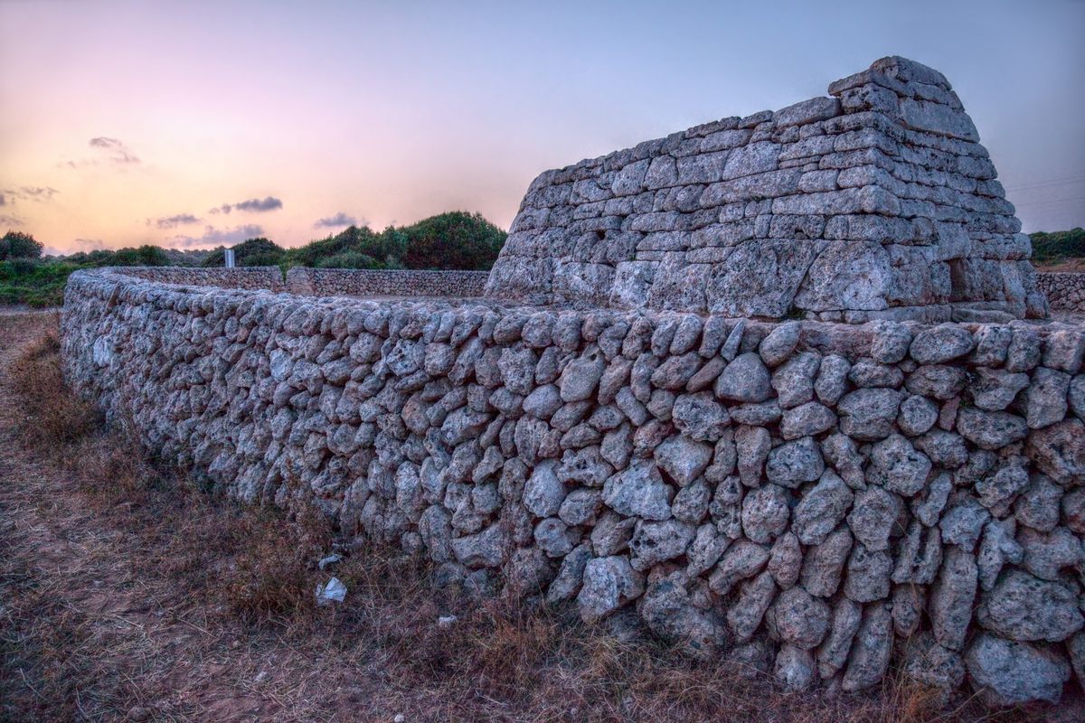 El edificio histórico está ubicado en el km 40 de la carretera Me-1 de Menorca. El edificio histórico está ubicado en el km 40 de la carretera Me-1 de Menorca.