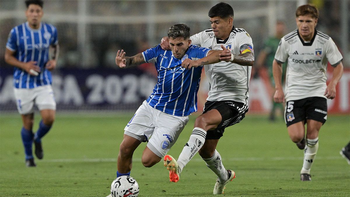 Hernán López Muñoz, de Godoy Cruz, es marcado por un rival de Colo Colo.