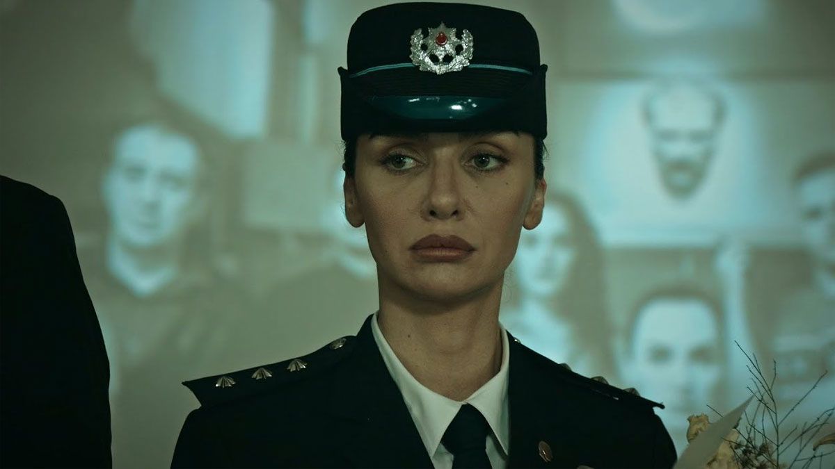 Birce Akalay interpreta en esta serie de Netflix a una inspectora de investigaciones que busca respuestas sobre crímenes de mujeres no resueltos. Birce Akalay interpreta en esta serie de Netflix a una inspectora de investigaciones que busca respuestas sobre crímenes de mujeres no resueltos.