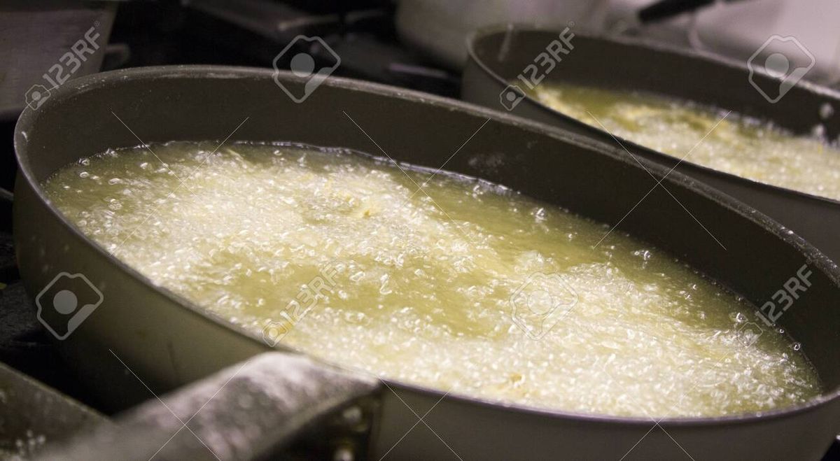 Una mujer le tiró aceite hirviendo a su marido cuando leía la Biblia. Una mujer le tiró aceite hirviendo a su marido cuando leía la Biblia.