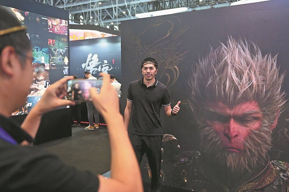 Los visitantes capturan sus momentos con el videojuego Black Myth: Wukong, durante la III Exposición Global de Comercio Digital en Hangzhou en septiembre. HUANG ZONGZHI / XINHUA