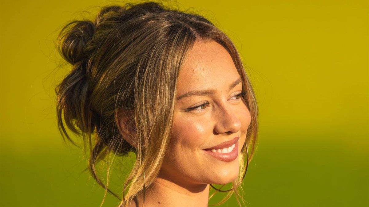 Ester Expósito, actriz española de renombre, interpreta a Cayetana Aldama en la serie de Netflix.