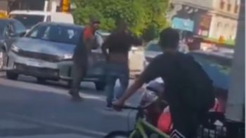 Video: dos trapitos se pelearon en plena calle y se agarraron a facazos Video: dos trapitos se pelearon en plena calle y se agarraron a facazos