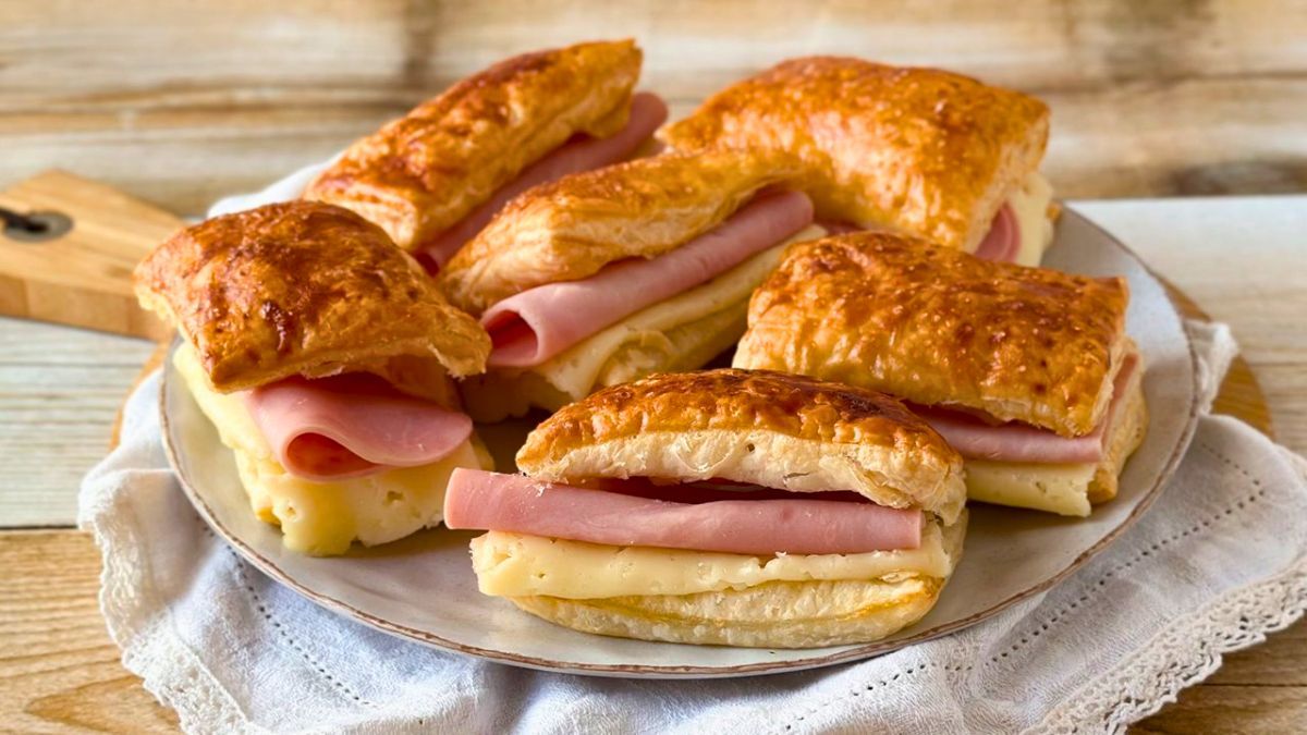 Con 5 ingredientes y en 5 minutos: prepara fosforitos de jamón y queso con una receta facilísima