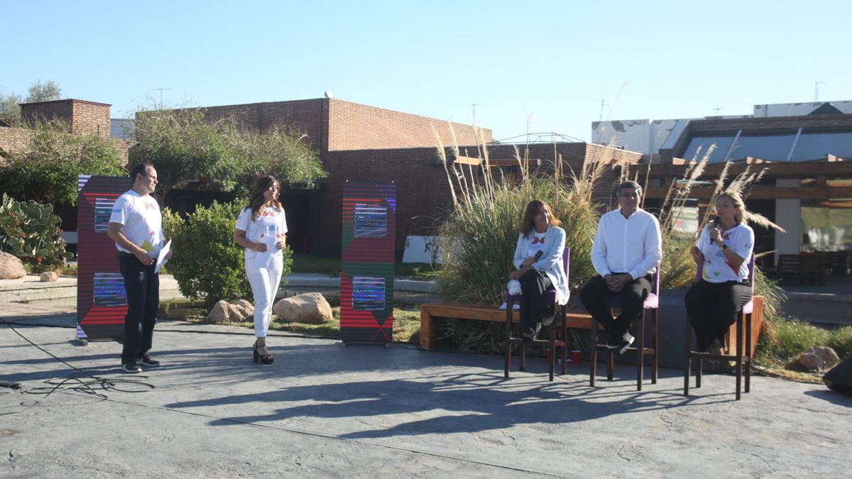 La presidenta de Aldeas Infantiles SOS, Andrea Perinetti, el intendente de Las Heras, Daniel Orozco, la presidenta de la Fundación Grupo América, Barbarita Vila y los conductores del programa Julián Chabert y Gisela Campos.