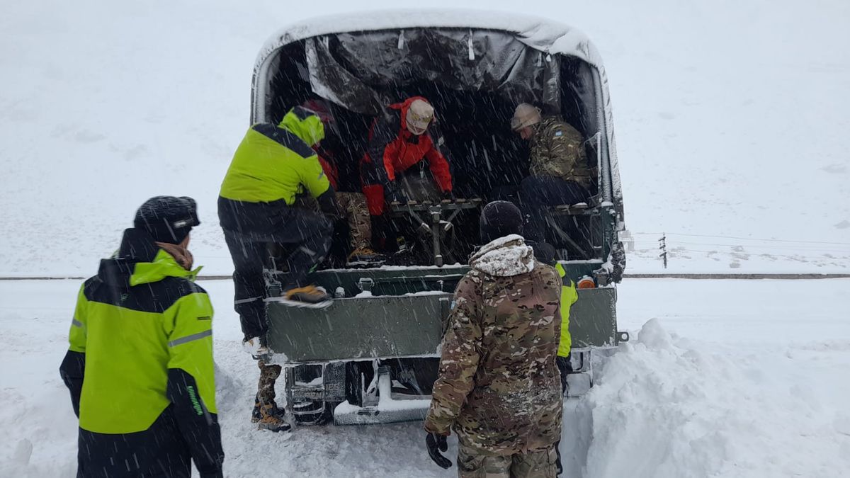 Algunos varados fueron rescatados del bloqueo por la nieve y trasladados en camiones del Ejército Argentino.