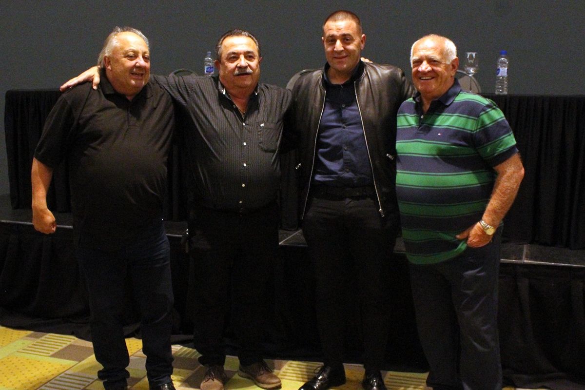 Omar Sperdutti con algunos de los dirigentes que se acercaron al lanzamiento de su candidatura a ser presidente de la Liga Mendocina