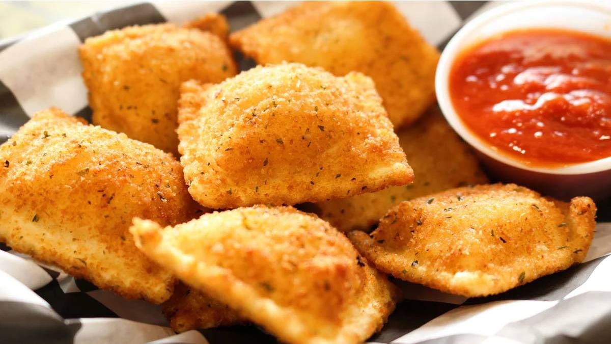 Recetas: cómo hacer chips de ravioles crujientes, los snacks riquísimos con costra de queso parmesano. Foto: gentileza hola.com. Recetas: cómo hacer chips de ravioles crujientes, los snacks riquísimos con costra de queso parmesano. Foto: gentileza hola.com.