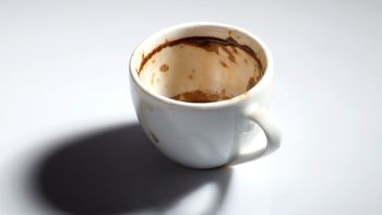 Cómo limpiar correctamente las tazas manchadas con té o café Cómo limpiar correctamente las tazas manchadas con té o café