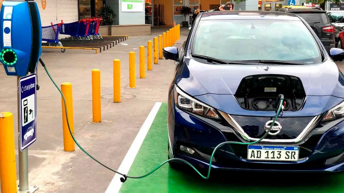 Un auto eléctrico es aquel que se mueve exclusivamente con energía limpia almacenada en una batería, eliminando por completo el uso de combustibles fósiles. Un auto eléctrico es aquel que se mueve exclusivamente con energía limpia almacenada en una batería, eliminando por completo el uso de combustibles fósiles.