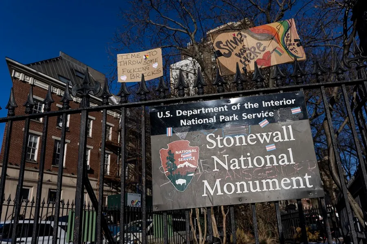 Una cartel en el Monumento Nacional Stonewall, un Parque Nacional oficial de los Estados Unidos, en Nueva York. Crédito: EFE/EPA/Justin Lane/Pool.