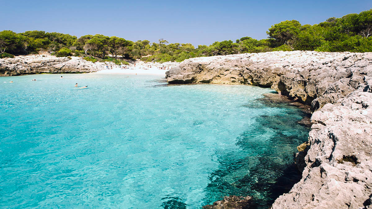 Menorca es un verdadero Edén natural que logra cautivar con sus playas a miles de turistas que visitan España cada año. Menorca es un verdadero Edén natural que logra cautivar con sus playas a miles de turistas que visitan España cada año.
