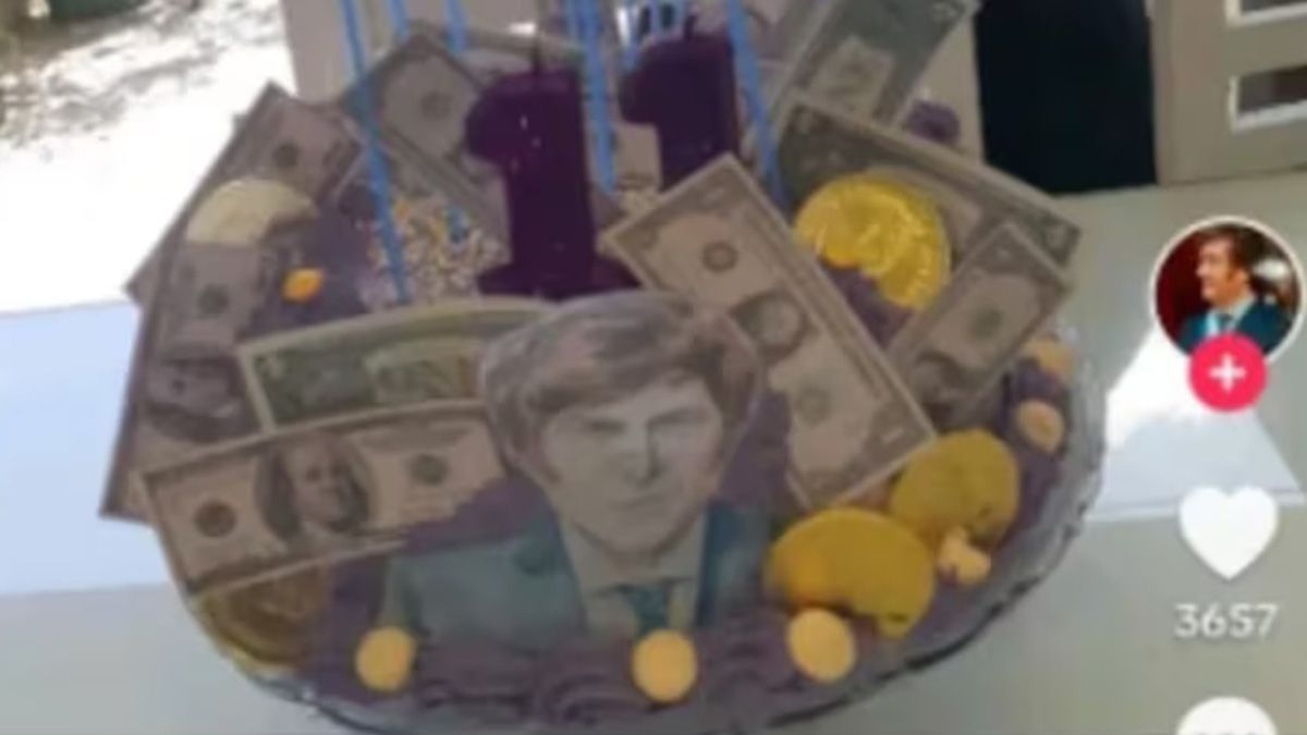 Pidió una torta de Milei para festejar su cumpleaños, se viralizó y le llovieron las críticas