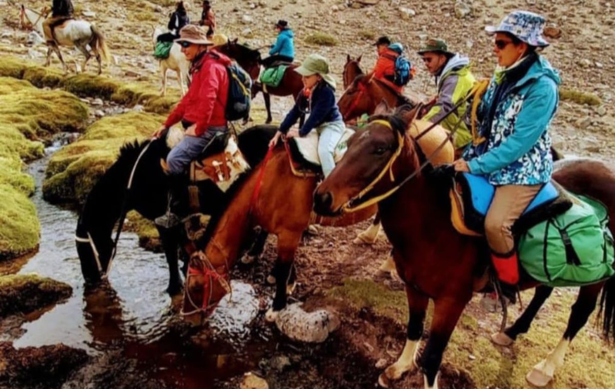 Se puede llegar a caballo y a pie a la zona del glaciar donde se estrelló el avión uruguayo. Se puede salir desde la ciudad de Malargüe o desde El Sosneado. Se puede llegar a caballo y a pie a la zona del glaciar donde se estrelló el avión uruguayo. Se puede salir desde la ciudad de Malargüe o desde El Sosneado.