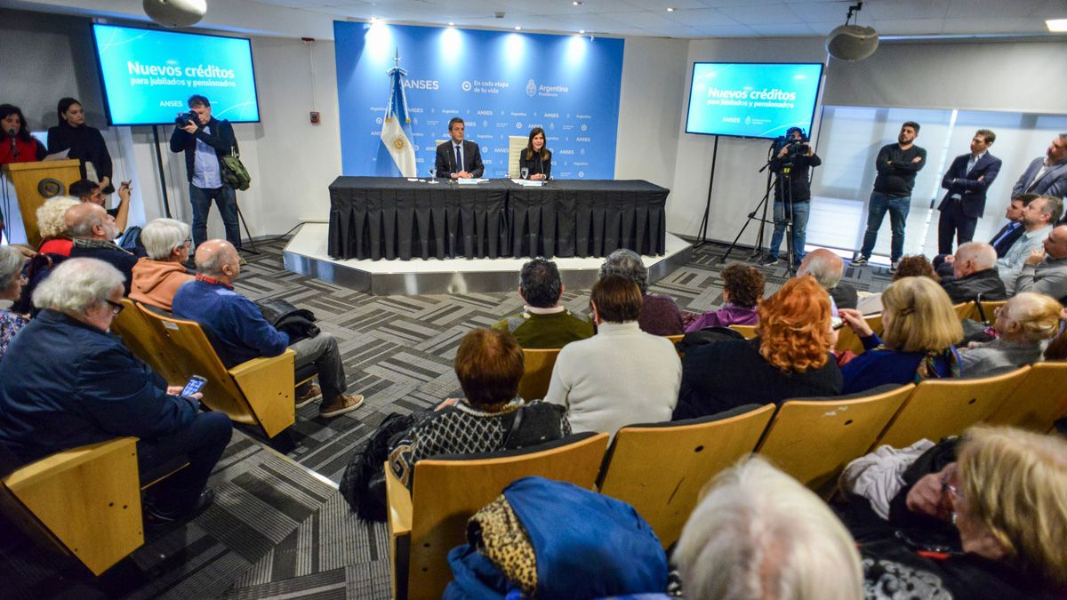 Sergio Massa y Fernanda Raverta en el anuncio de los créditos para jubilados a tasa baja.