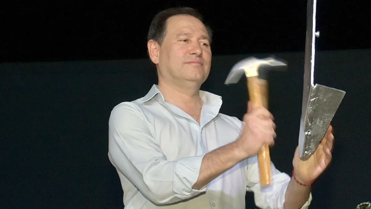 Roberto Righi con un martillo...¿romperá? En el peronismo mendocino muchos esperan una definición de su parte.