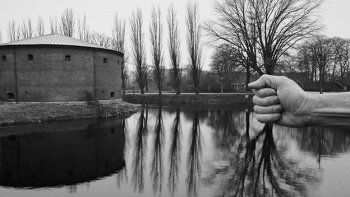 Fotógrafo usa su cuerpo desnudo para crear mundos surreales
