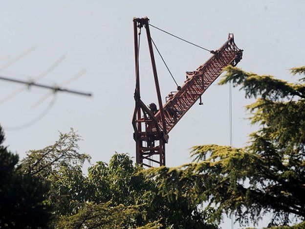 Los jóvenes que hacían bungee jumping murieron al caer sobre el piso
