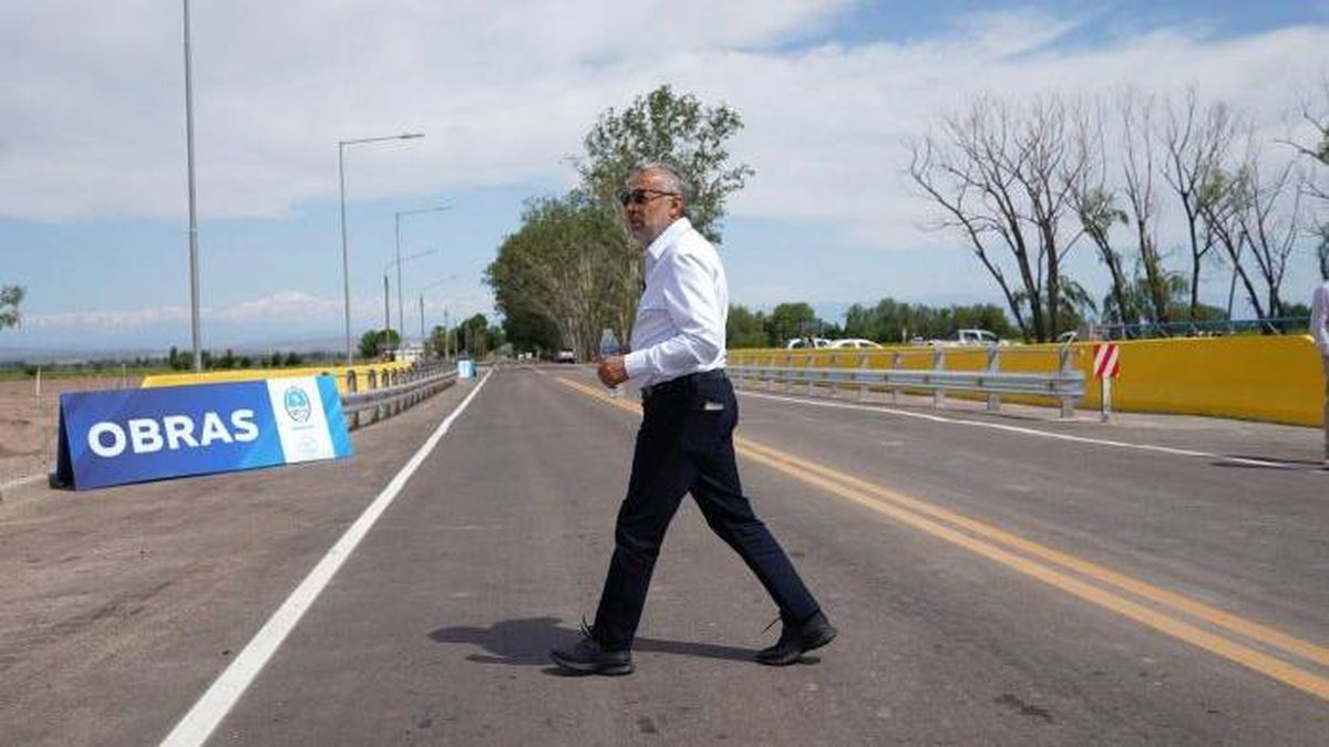La recorrida que hizo el gobernador Alfredo Cornejo en el puente de la ruta 14.
