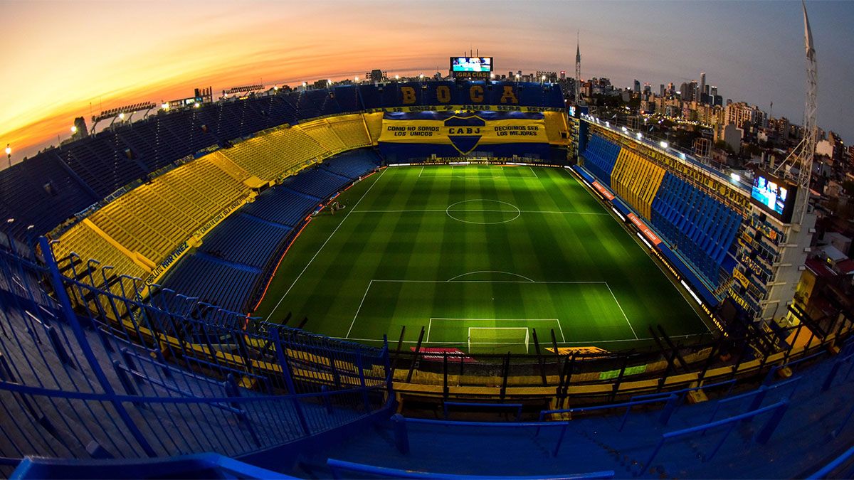 Las banderas que decoraron una cancha de Boca vacía