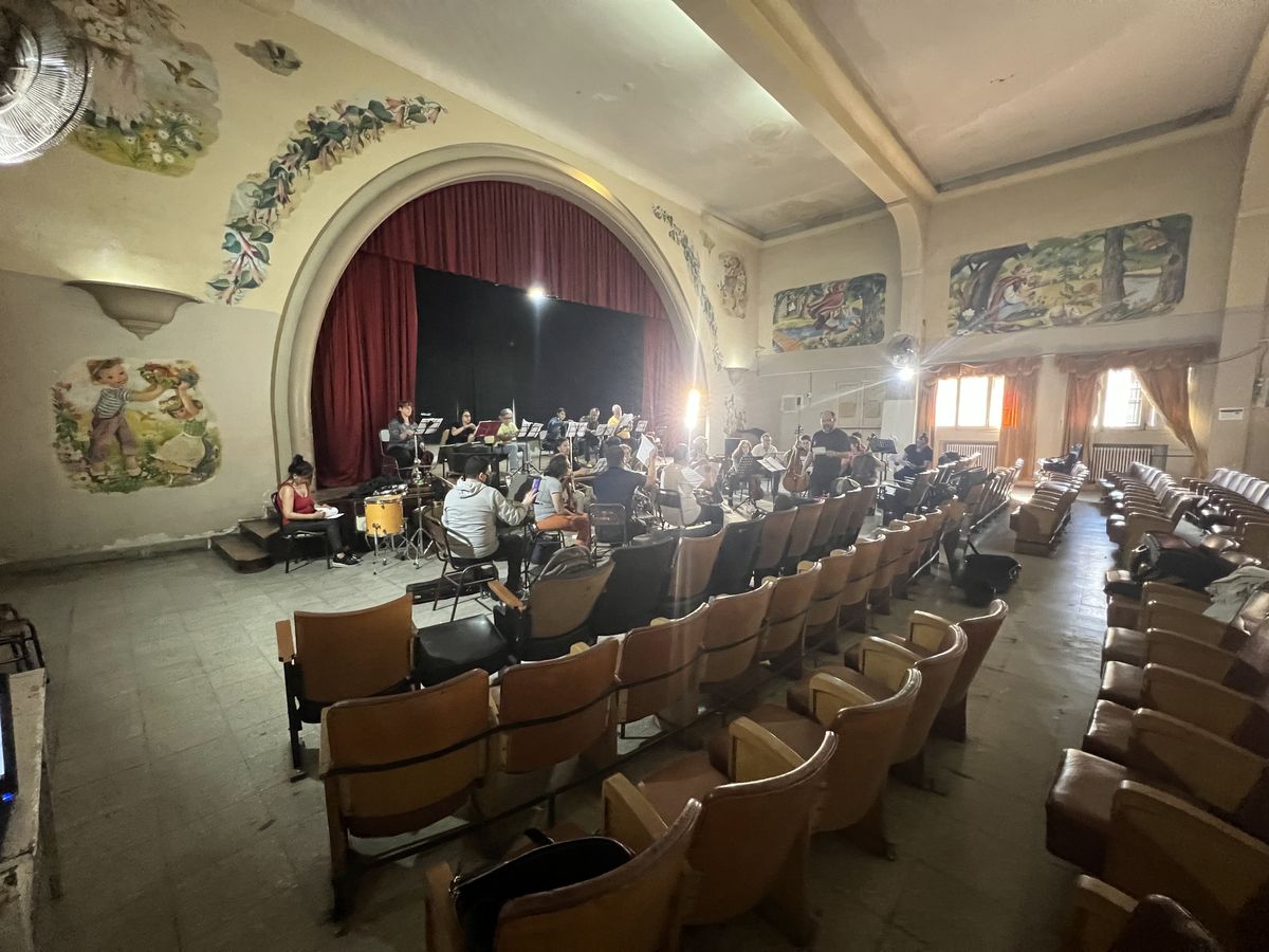 Con poca iluminación, butacas dañadas y falta de mantenimiento edilicio se encontraba el teatro de la escuela hogar Eva Perón. Con poca iluminación, butacas dañadas y falta de mantenimiento edilicio se encontraba el teatro de la escuela hogar Eva Perón.
