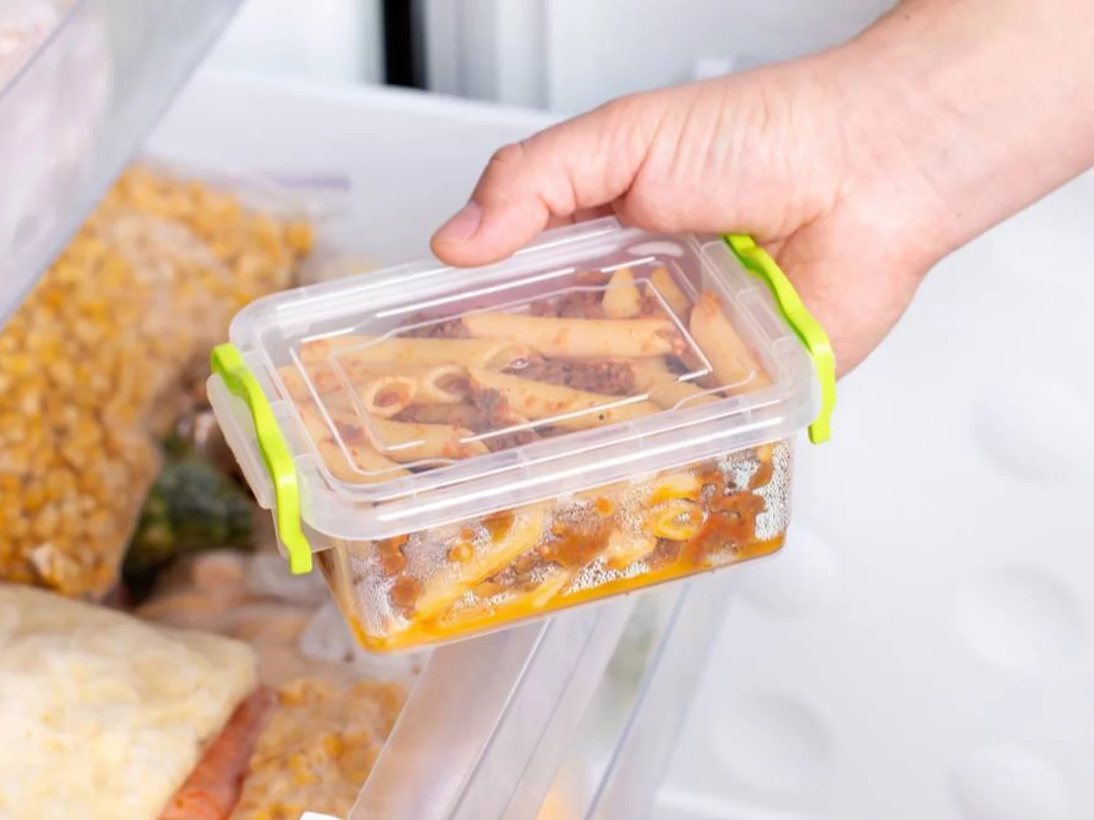 Cuáles son los peligros de meter comida caliente a la heladera. Cuáles son los peligros de meter comida caliente a la heladera.