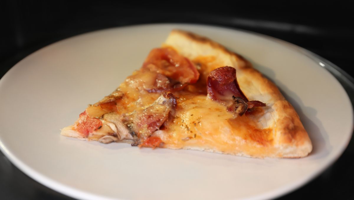 El truco infalible con 2 ingredientes para recalentar pizza y disfrutarla como recién hecha