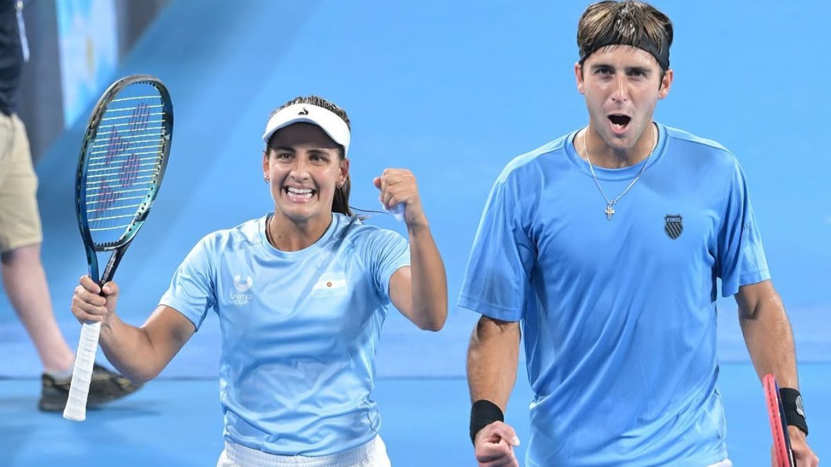 Lourdes Carlé y Tomás Etcheverry celebrando el triunfo sobre Australia en la United Cup.