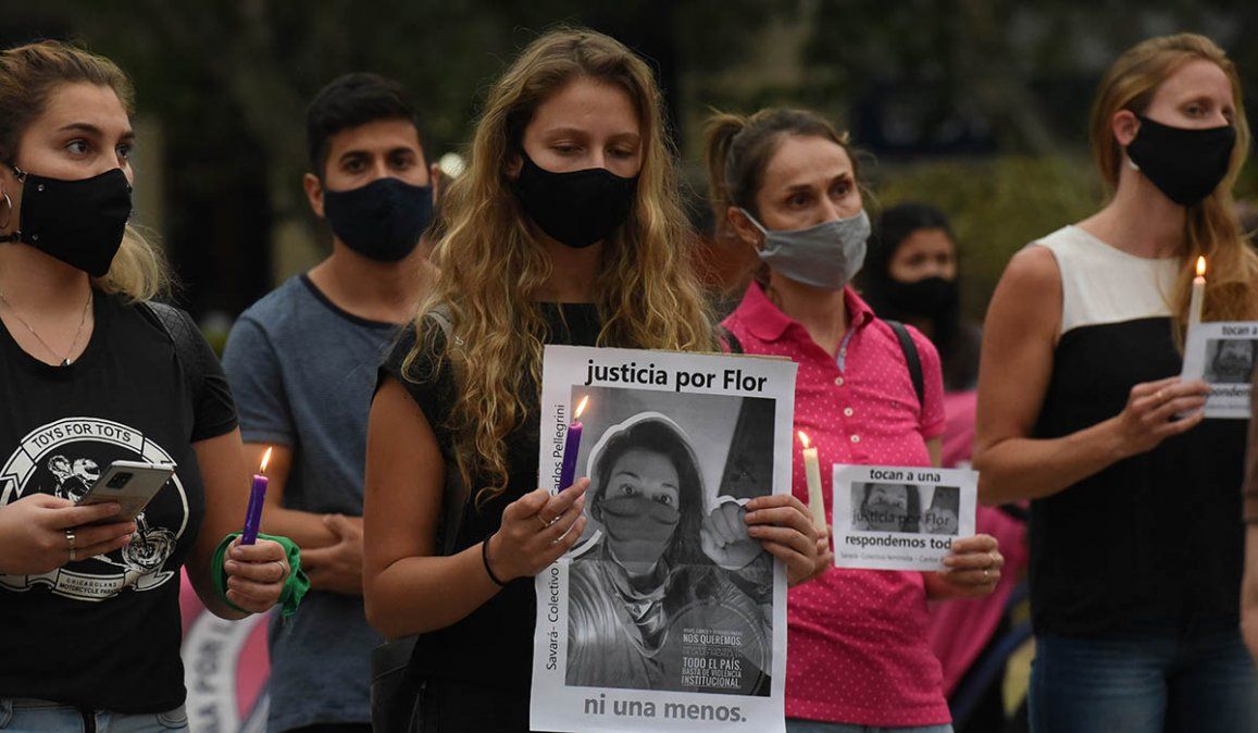 Las organizaciones sociales y representantes de colectivos feministas mostraron carteles y consignas pidiendo justicia por el femicidio de María Florencia&nbsp; Gómez Pauillastrou
