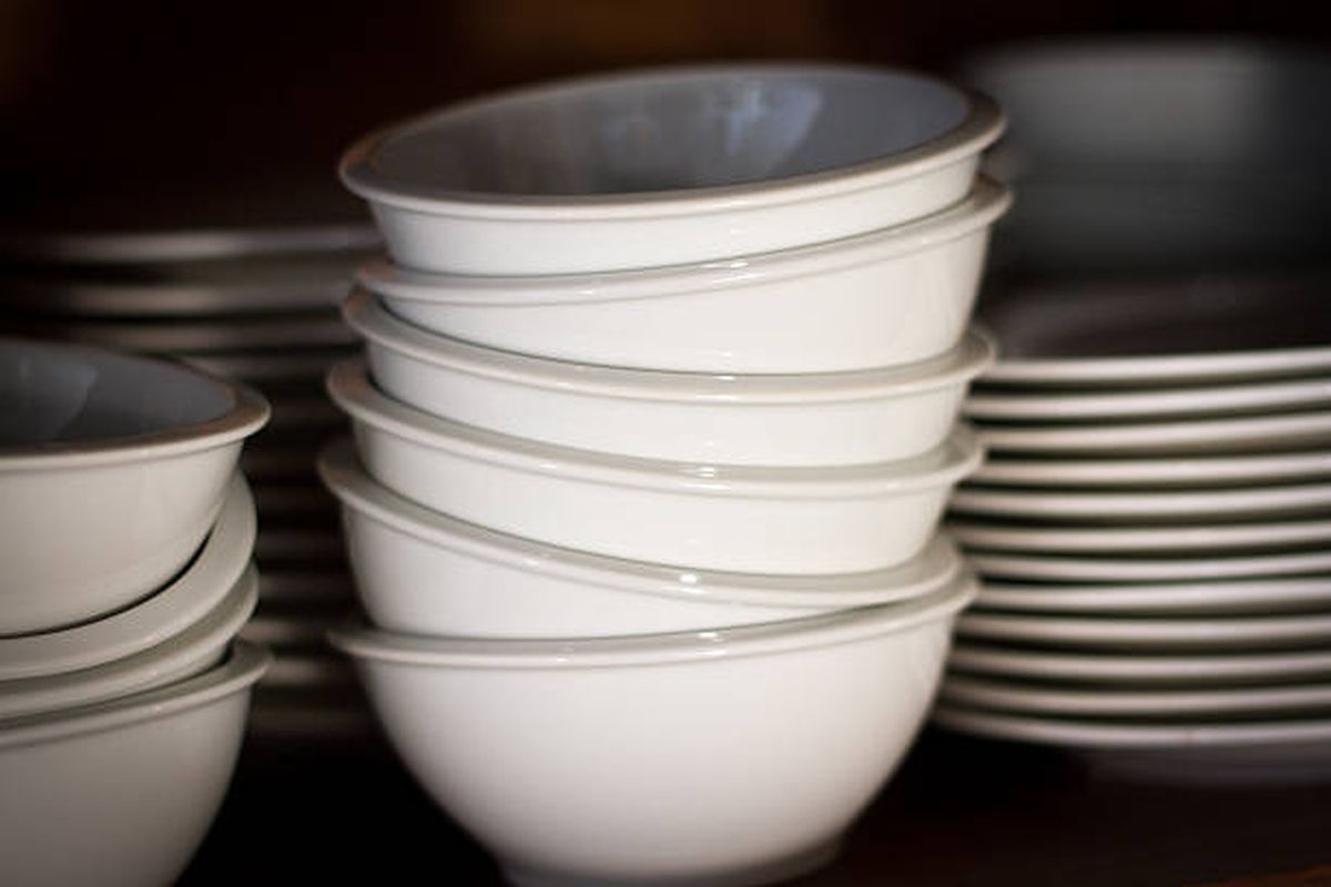 Deja de apilar los platos en tu alacena. Deja de apilar los platos en tu alacena.