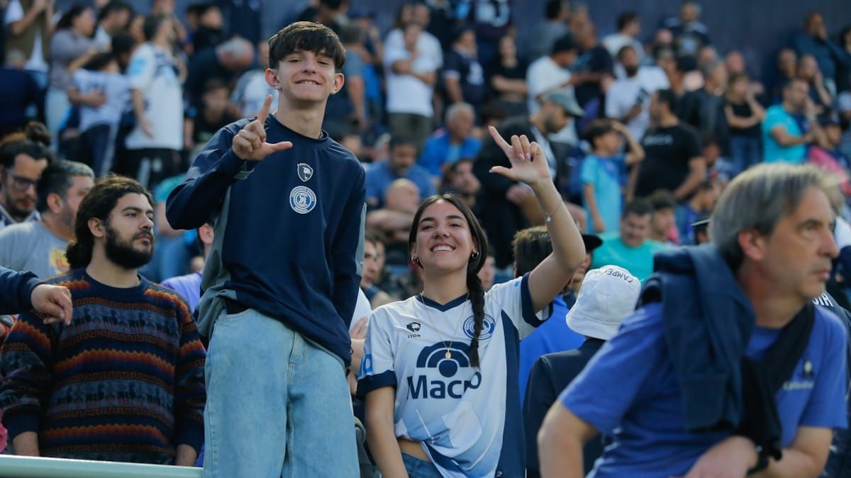 Los hinchas de la Lepra volvieron a alentar al equipo de Berti.