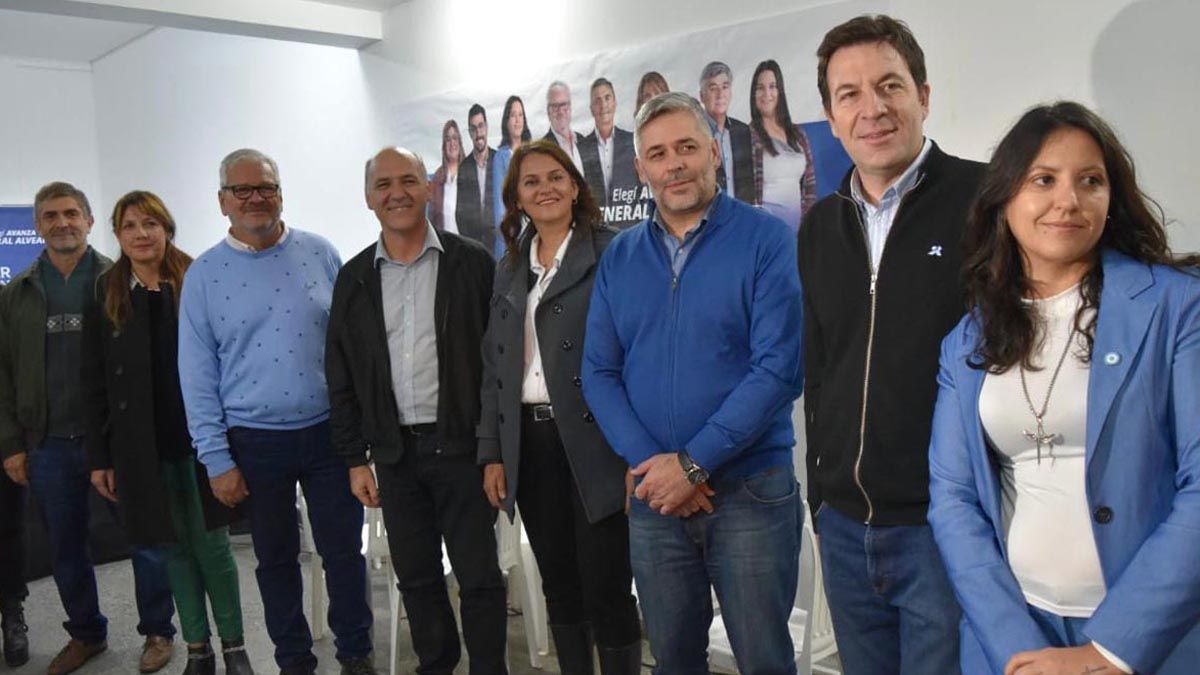 En General Alvear, con Oscar Bonnardel (tercero de izquierda a derecha), precandidato a intendente.