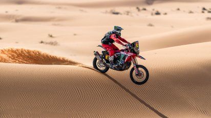 El salteño Kevin Benavides perdió terreno en la clasificación general de motos.