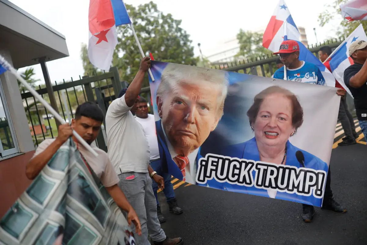 Integrantes de grupos sindicales protestan frente a la Embajada de Estados Unidos este martes, en Ciudad de Panamá. Crédito: EFE/ Bienvenido Velasco.