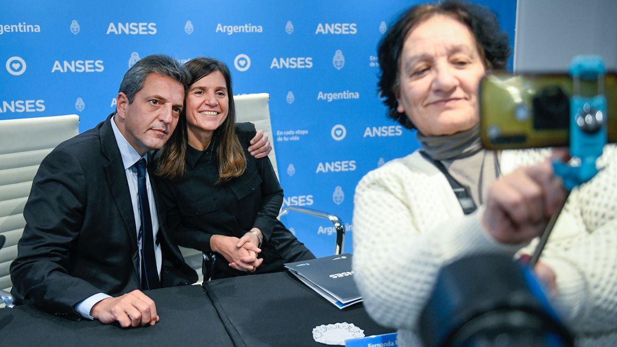 Selfie. Una jubilada toma la imagen en la que incluyó a Sergio Massa y Fernanda Raverta.
