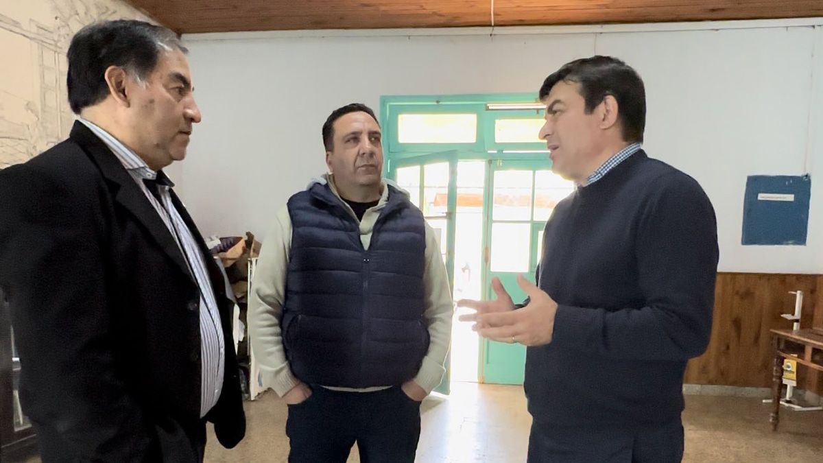 Omar De Marchi y el diputado Gustavo Cairo con el directivo de una escuela de La Paz.