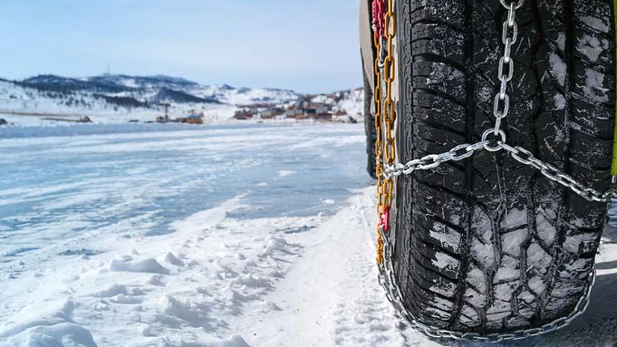 ¿Qué siginifica entre las señales de tránsito la que tiene una rueda en el centro? Uso de cadenas obligatorio en caminos con nieve o hielo. ¿Qué siginifica entre las señales de tránsito la que tiene una rueda en el centro? Uso de cadenas obligatorio en caminos con nieve o hielo.
