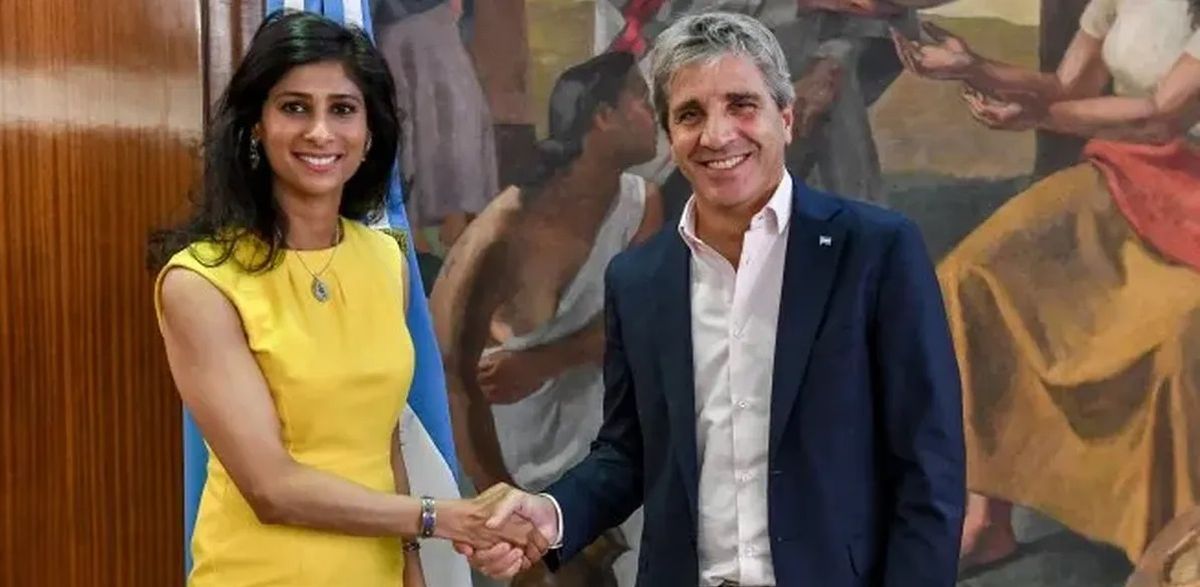 Gita Gopinath, subdirectora gerente del FMI, junto al ministro de Economía de Argentina, Luis Gita Gopinath, subdirectora gerente del FMI, junto al ministro de Economía de Argentina, Luis