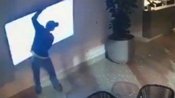 Video: ladrones intentaron robar un TV e hicieron un papelón viral