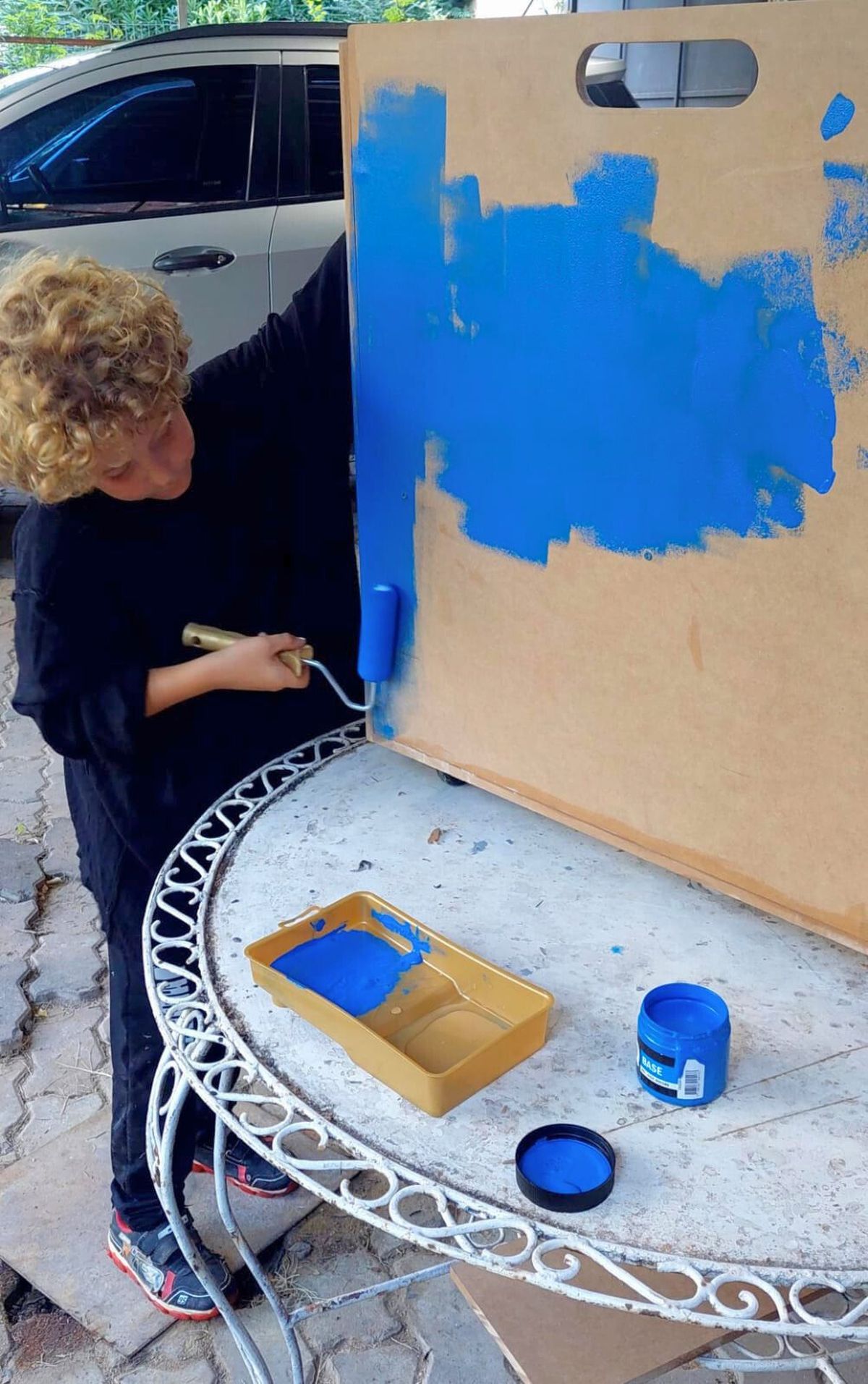Plena tarea. Julián pinta la biblioteca. También fue a la ferretería a comprar todo lo que hacía falta.