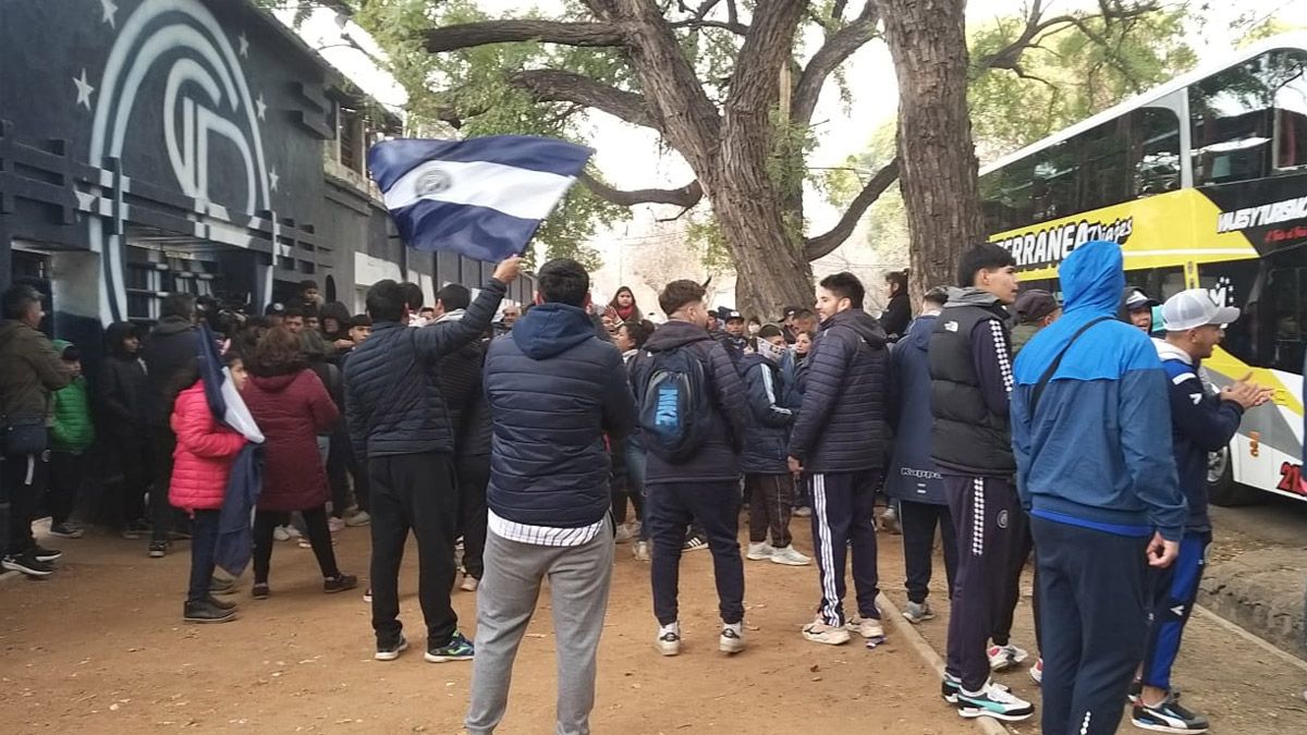 Los hinchas de Independiente Rivadavia le brindaron su apoyo a los jugadores, antes del clásico con Gimnasia y Esgrima.
