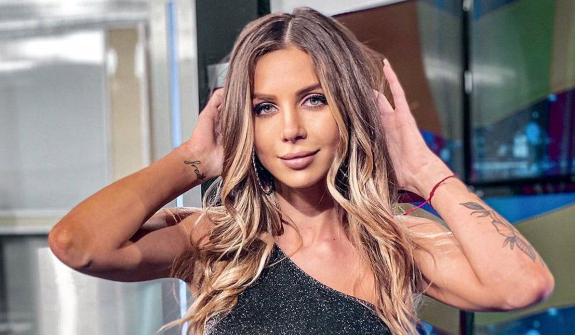 Romina Malaspina fue al noticiero solo tapada con un pañuelo. La rompió en Instagram