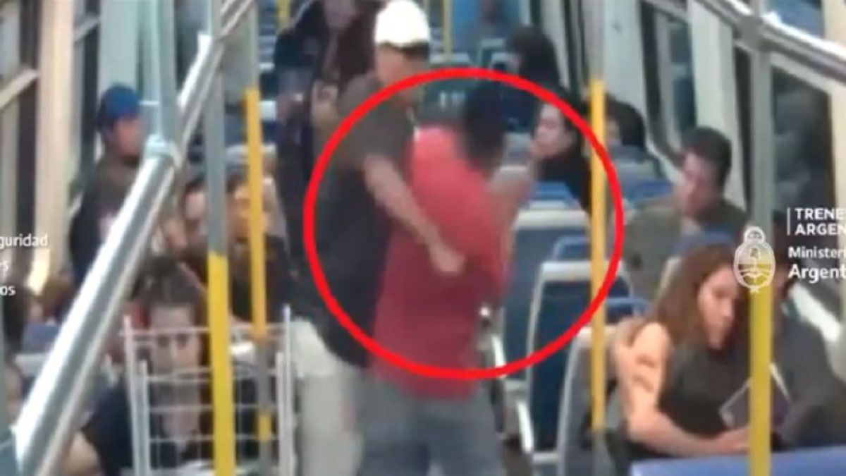 El sujeto que atrapado por los pasajeros al ver el intento de secuestro, en un tren de la línea Sarmiento, y lo golpearon hasta que fue detenido por la Policía Federal