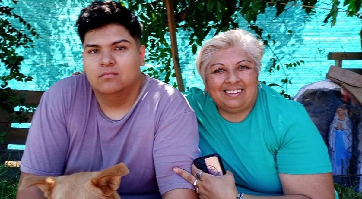 Nacho tiene Asperger. Aquí junto a su mamá Gabriela, presidenta de la Asociación Asperger Mendoza, que se unió a otras organizaciones para concientizar sobre el no uso de pirotecnia en estas fiestas. Nacho tiene Asperger. Aquí junto a su mamá Gabriela, presidenta de la Asociación Asperger Mendoza, que se unió a otras organizaciones para concientizar sobre el no uso de pirotecnia en estas fiestas.