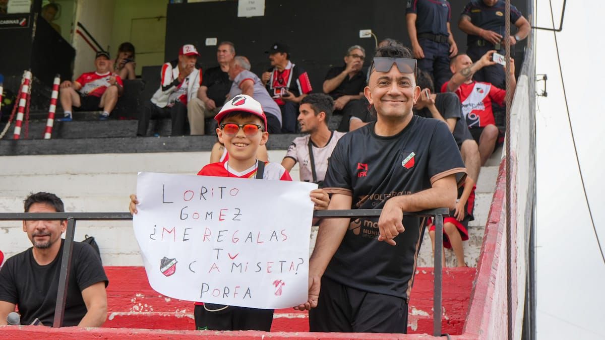 Los hinchas del Deportivo Maipú con carteles hacia el Lorito Gómez. Los hinchas del Deportivo Maipú con carteles hacia el Lorito Gómez. 