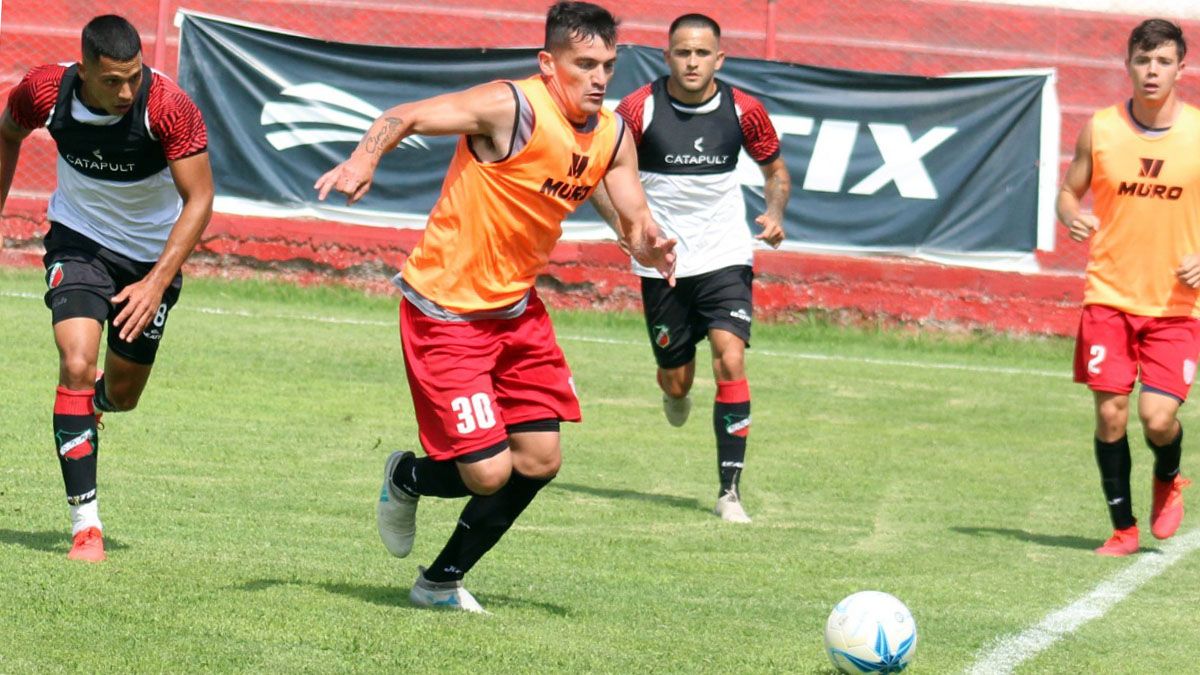 El volante de San Martín Maximiliano Rodríguez está en acción.