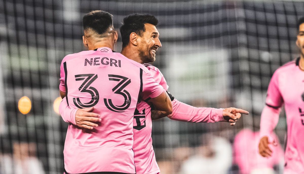 Messi celebra con el mendocino Franco Negri.