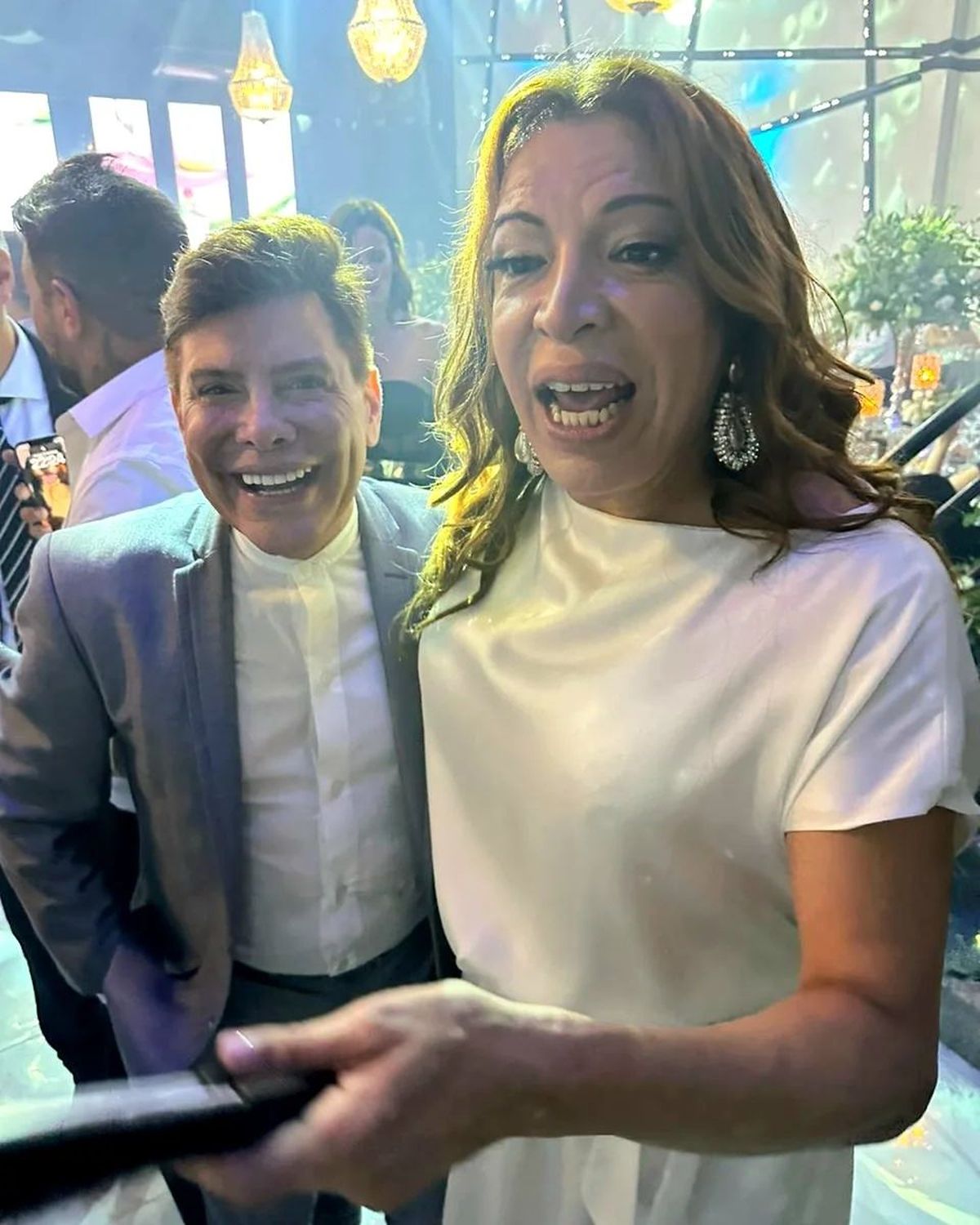 El conductor mendocino Gabriel Canci y Lizy Tagliani tiraron una selfie en medio de la boda.