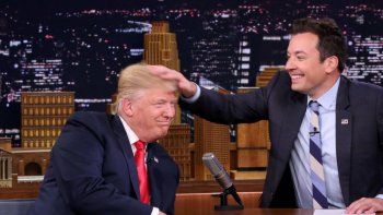Donald Trump se dejó despeinar por Jimmy Fallon en The Tonight Show